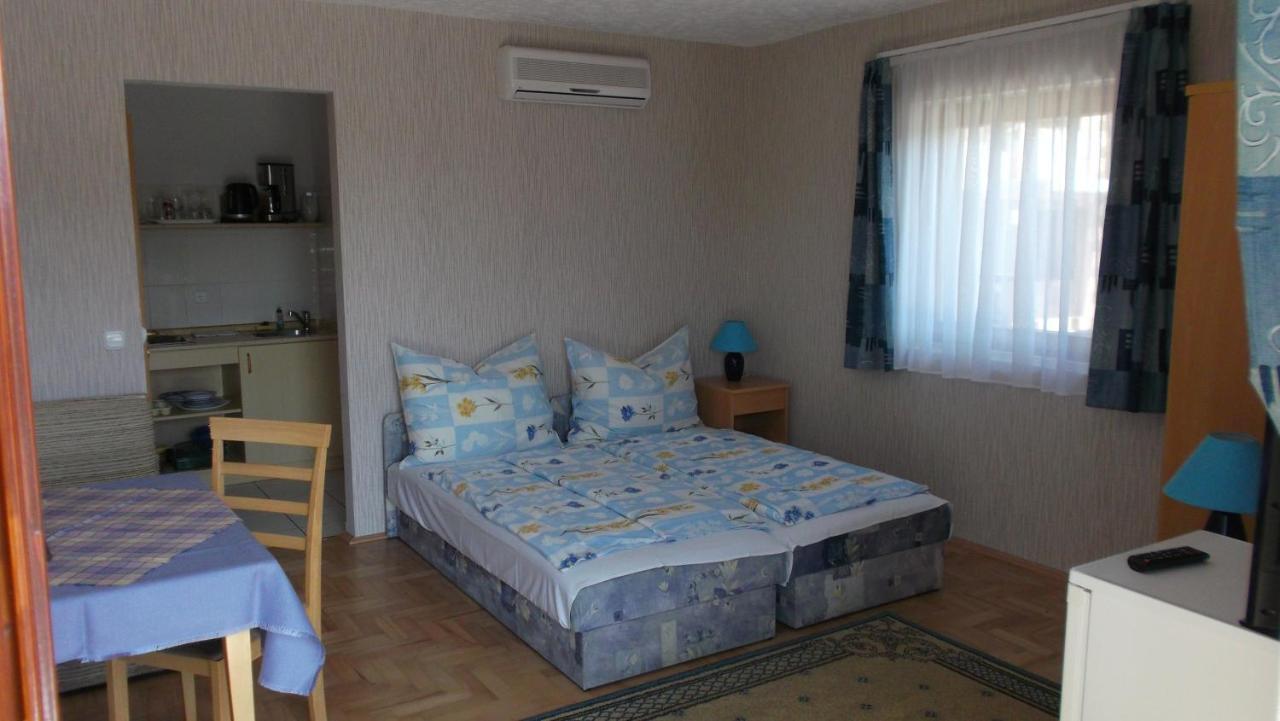 Anita Apartmanhaz Apartment Balatonfured Exterior photo