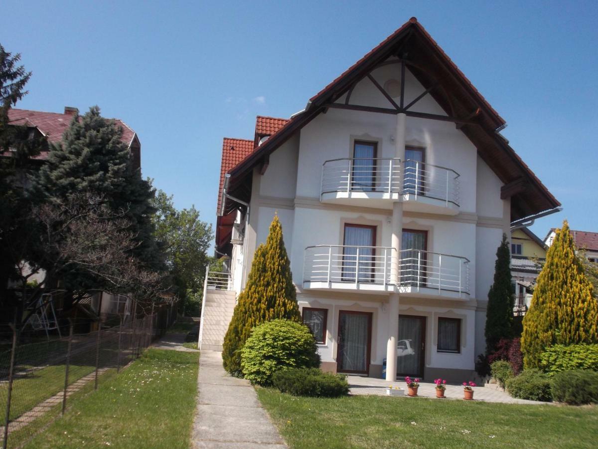 Anita Apartmanhaz Apartment Balatonfured Exterior photo
